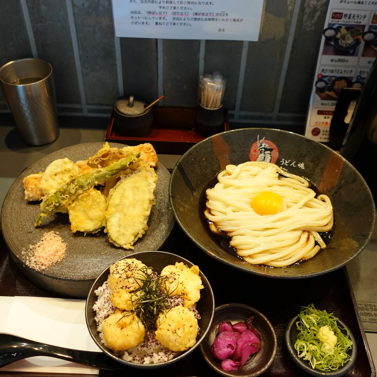 agunesu_dejitar's tweet photo. うどん魂 侍-SAMURAI-さん
ひや玉うどんｾｯﾄ【ひや玉ぶっかけうどん(大盛り500ｇ)･「ちりめん山椒ご飯」を「塩天丼」にｱｯﾌﾟｸﾞﾚｰﾄﾞ】

 ﾂﾙﾂﾙでのびのあるﾑﾁﾑﾁ食感のうどんが超絶品😋
濃ゆいぶっかけ出汁は､仄かな甘味と魚介や醤油の風味が抜群で､卵黄とぶっかけ出汁を､うどんに絡めて食べると最高に旨い😍😍😍
別盛りの野菜の天ぷらやﾓｯﾁﾘ食感のちく天も絶品です😋
「塩天丼」は､白ご飯の上にﾌﾟﾘﾌﾟﾘ食感の海老や海苔がのっており､ゆかりの赤ジソの風味が良く､これまた最高に旨い😋
6/20で2周年おめでとう御座います㊗🎉