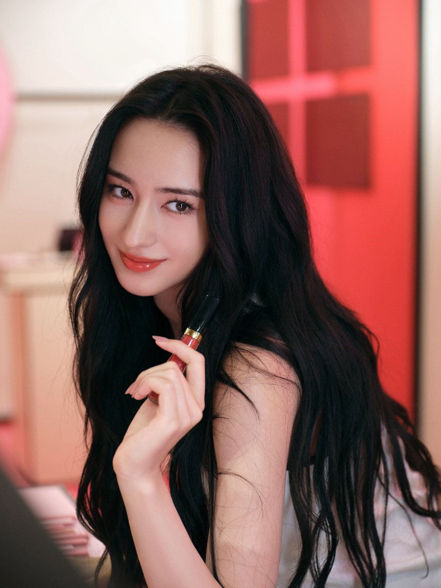liwanda_archive's tweet photo. Li Wanda weibo update:

Every sound has its own frequency. Press the play button on #ChanelCocoShimmerRadio  to find the naturally shimmering color
#448ShimmeringCherry

#李宛妲 #LiWanda https://t.co/I4nY1O4s2v