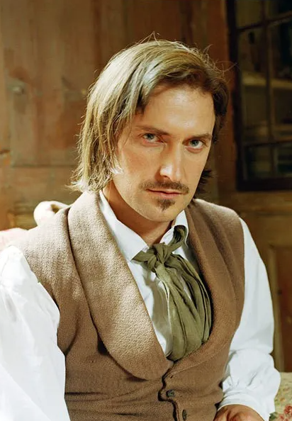 MaxiNutka's tweet photo. #RichardArmitage 💙 as the young Claude Monet in "The Impressionists" - 2006. https://t.co/46IDtNYj6x