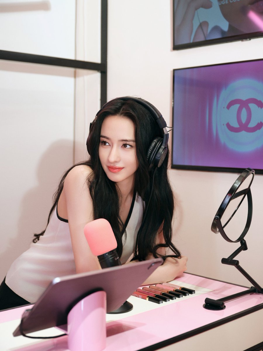 liwanda_archive's tweet photo. Li Wanda weibo update:

Every sound has its own frequency. Press the play button on #ChanelCocoShimmerRadio  to find the naturally shimmering color
#448ShimmeringCherry

#李宛妲 #LiWanda https://t.co/I4nY1O4s2v