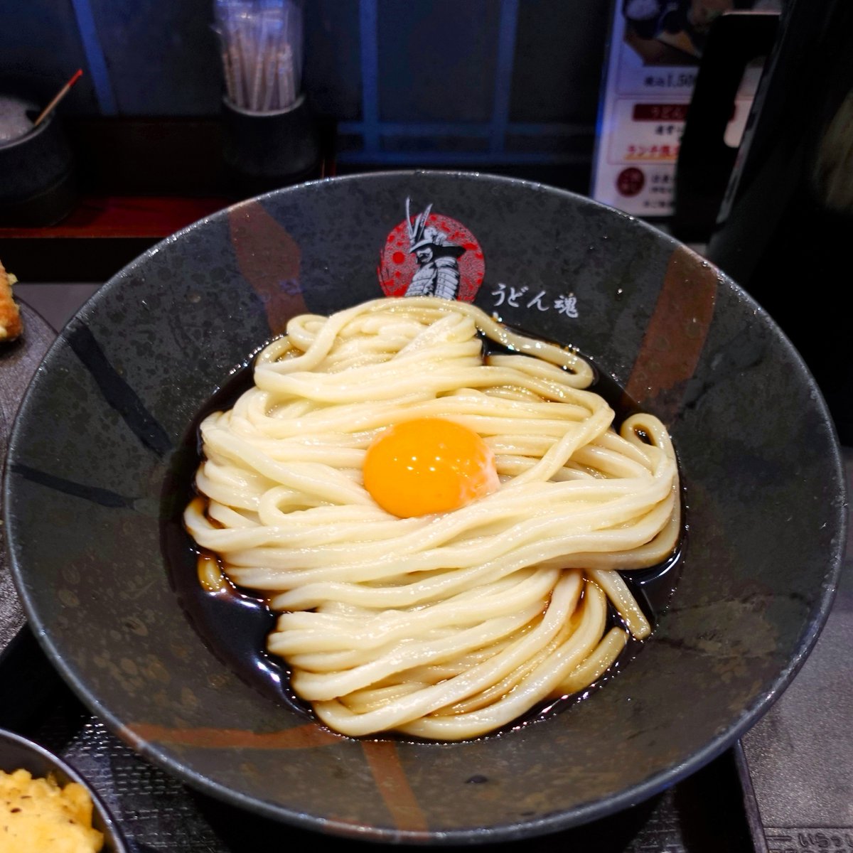 agunesu_dejitar's tweet photo. うどん魂 侍-SAMURAI-さん
ひや玉うどんｾｯﾄ【ひや玉ぶっかけうどん(大盛り500ｇ)･「ちりめん山椒ご飯」を「塩天丼」にｱｯﾌﾟｸﾞﾚｰﾄﾞ】

 ﾂﾙﾂﾙでのびのあるﾑﾁﾑﾁ食感のうどんが超絶品😋
濃ゆいぶっかけ出汁は､仄かな甘味と魚介や醤油の風味が抜群で､卵黄とぶっかけ出汁を､うどんに絡めて食べると最高に旨い😍😍😍
別盛りの野菜の天ぷらやﾓｯﾁﾘ食感のちく天も絶品です😋
「塩天丼」は､白ご飯の上にﾌﾟﾘﾌﾟﾘ食感の海老や海苔がのっており､ゆかりの赤ジソの風味が良く､これまた最高に旨い😋
6/20で2周年おめでとう御座います㊗🎉