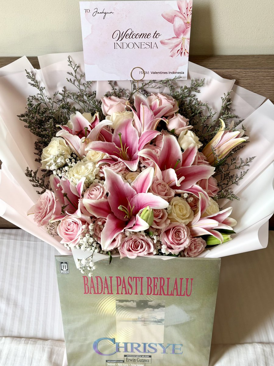 jaehyunpetals's tweet photo. i'm so glad i could help Valentines Indonesia, together with NCT Jaehyun INA and Jaehyun Archives, in giving Jaehyun a hand bouquet and a Chrisye LP (with a love letter from Valentines Indonesia inside).

hopefully he'll love it and see you at the fan-con 재현아!🥹

#ButterBabyxJAEHYUN