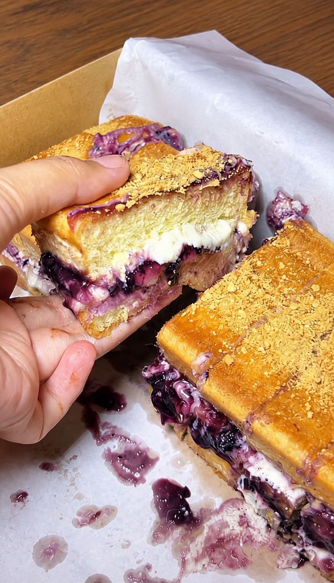 kaelrix's tweet photo. REPEAT ORDER KE-SEJUTA KALI😭

Blueberry ketemu Creamcheese tuh KOK BISA ENAK BANGET YA??😭😭 https://t.co/Jb3BCII0wJ