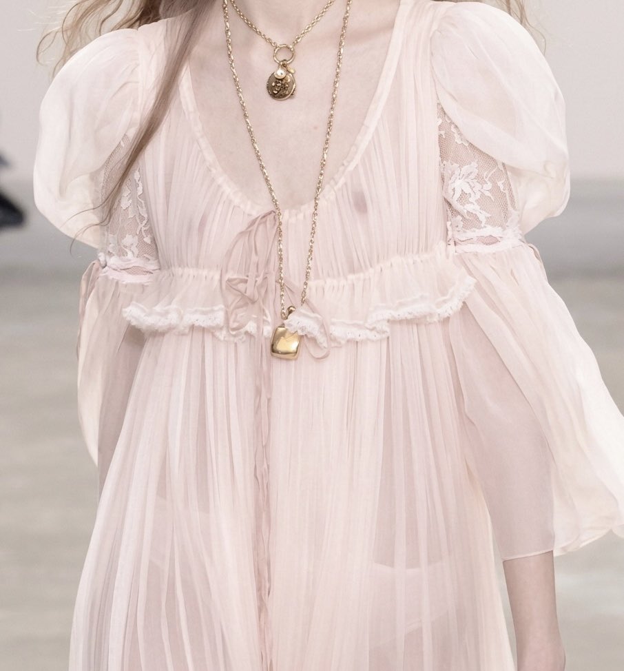 glirttery's tweet photo. chloé winter 2025 collection https://t.co/VFVtrFbuVy
