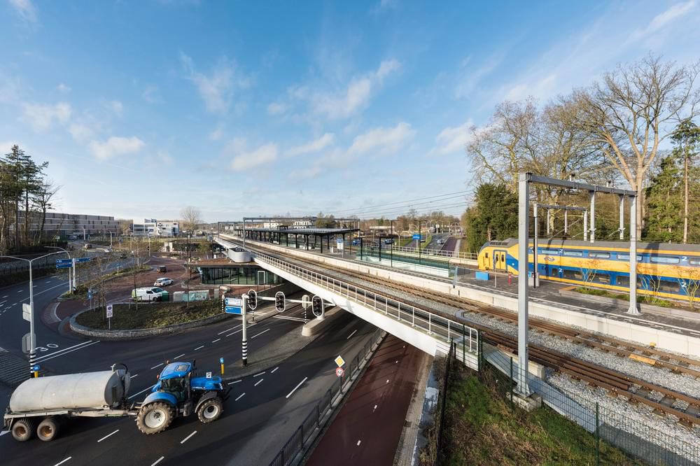 MinIenW's tweet photo. Het kabinet investeert miljarden extra in infrastructuur, maar het budget en de mankracht zijn onvoldoende om alle projecten uit te voeren. Daarom presenteert het kabinet de criteria die bepalen welke projecten worden uitgevoerd en in welke volgorde. https://t.co/IHrcdjv8RH https://t.co/gjXLWLvVo2
