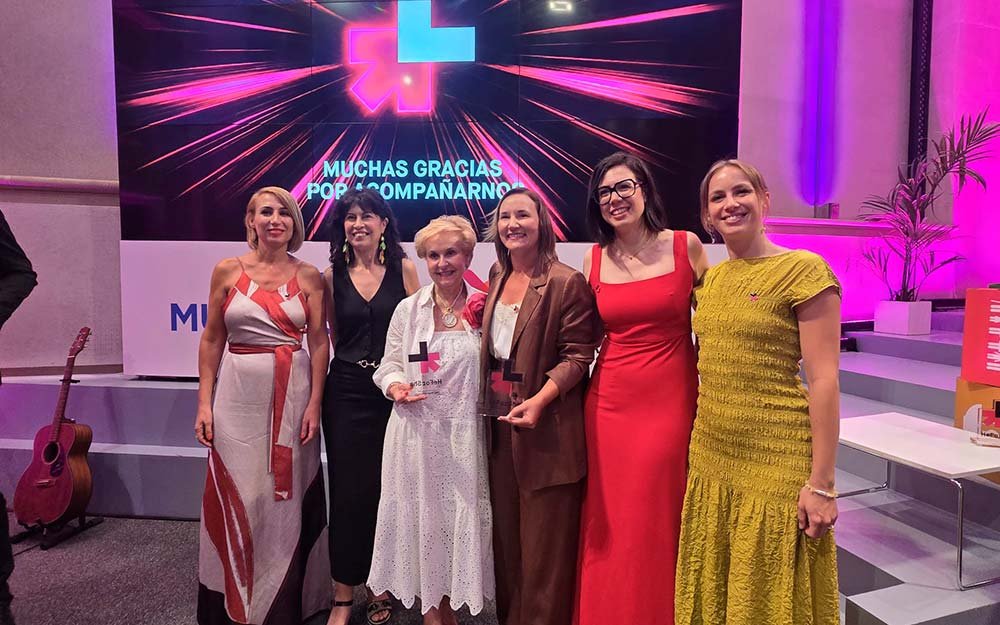 PlataformaPMP's tweet photo. La madrina de la iniciativa HeForShe de @ONUMujeres ya tiene nombre: @QuintanillaCarm  🤝♀️
Un reconocimiento a su labor en favor de la igualdad y la participación de las mujeres en todos los ámbitos de la sociedad.

Toda la info en 🔗https://t.co/8jcMauX2s7 https://t.co/wbnzdn30yd