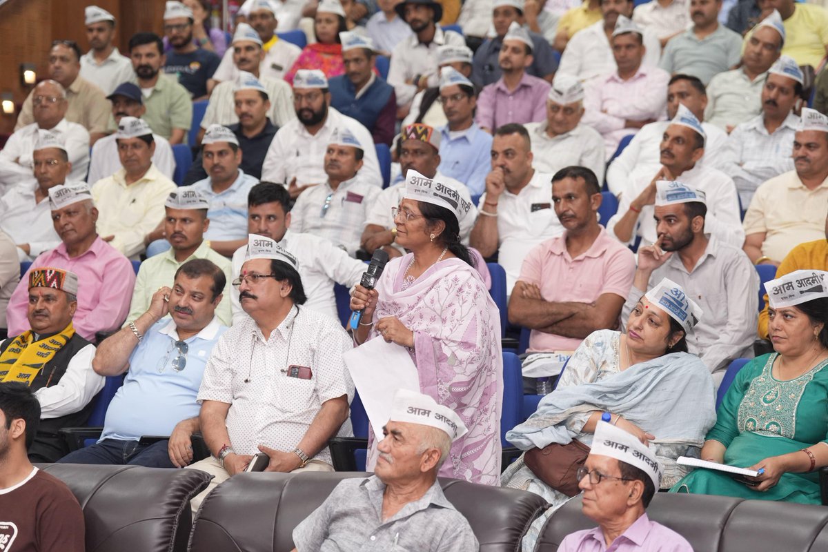 msisodia's tweet photo. आज हिमाचल प्रदेश से आए AAP के लीडर्स के साथ संवाद किया… देवभूमि हिमाचल में भी लोग अच्छी शिक्षा, अच्छी स्वास्थ्य सुविधाओं, अच्छे इंफ्रास्ट्रक्चर के लिए कसमसा रहे हैं। https://t.co/G0LE2y4I2h