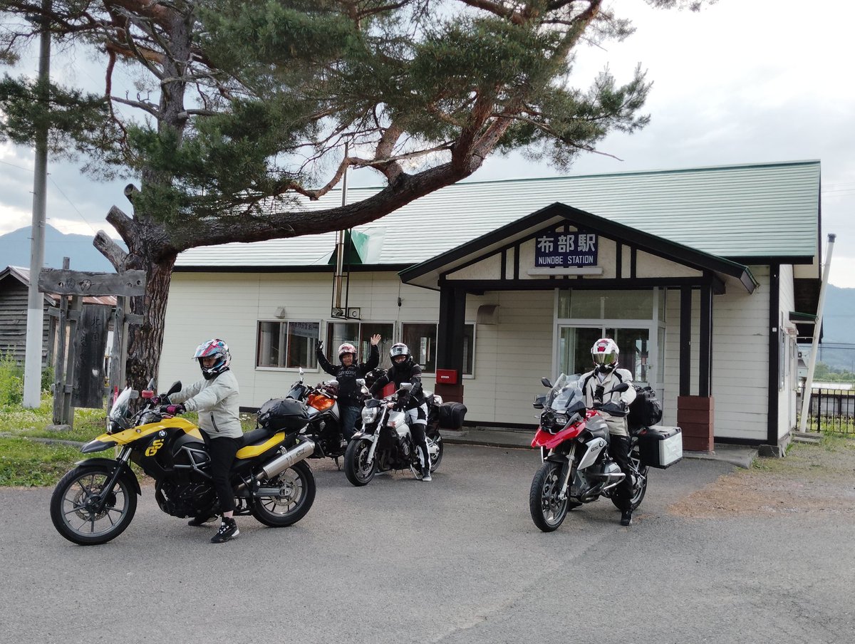 nunobestation's tweet photo. 最近、ほぼ毎日、駅にお手入れに行きますが、ほぼ毎回その短い時間に観光客の方が来駅されます。
やっぱ人気なんですね、布部駅。
大切にしていきたいとあらためて思いました。
ライダーの皆様、ありがとうございます！ https://t.co/XUl3a2ZTL6