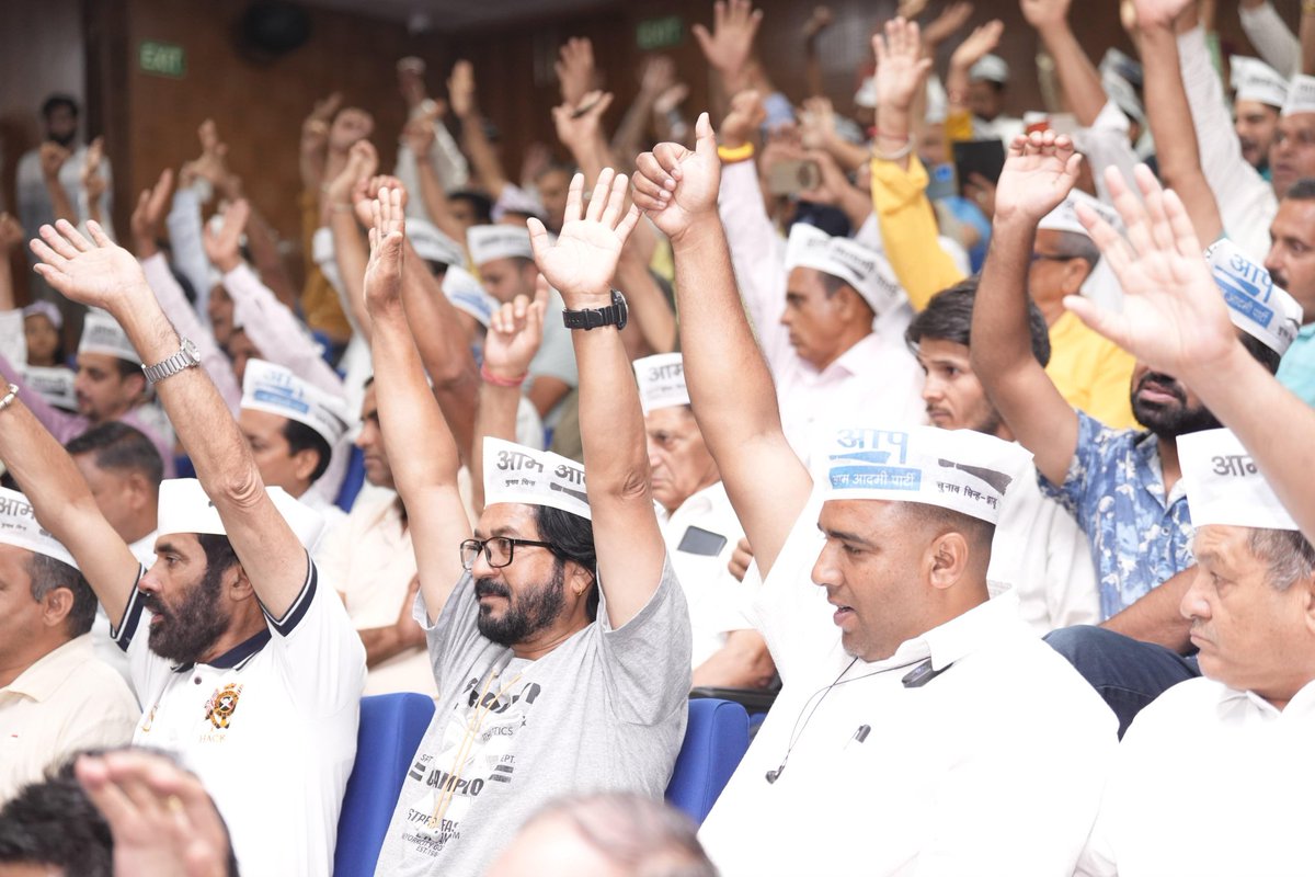 msisodia's tweet photo. आज हिमाचल प्रदेश से आए AAP के लीडर्स के साथ संवाद किया… देवभूमि हिमाचल में भी लोग अच्छी शिक्षा, अच्छी स्वास्थ्य सुविधाओं, अच्छे इंफ्रास्ट्रक्चर के लिए कसमसा रहे हैं। https://t.co/G0LE2y4I2h