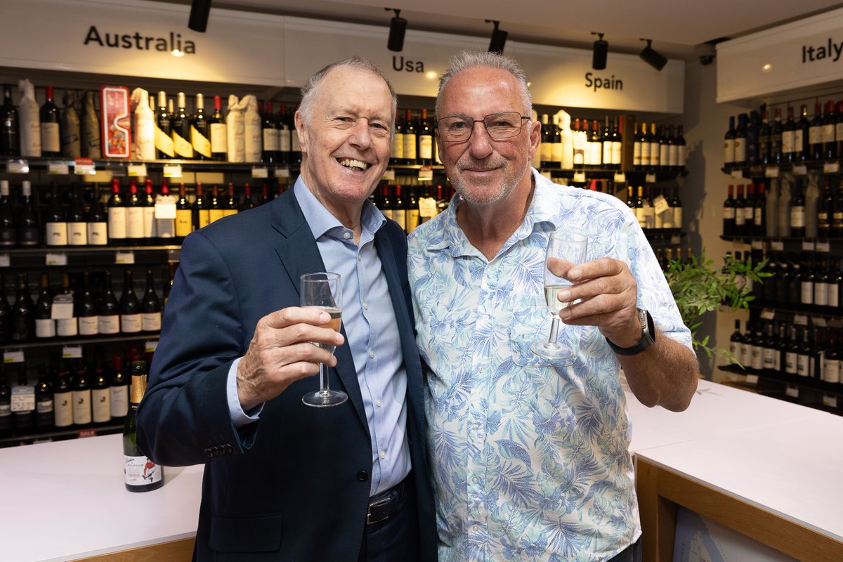 TheBuyer11's tweet photo. Here's how Sir Ian Botham &amp; @TheGeoffHurst have teamed up to create an English sparkling wine - the  ‘Geoff Hurst Cuvée’ with @BalfourWinery through @BothamWines.Sir Ian explains how it has been made &amp; how it's the first in a new 'Legends Series' of wines https://t.co/1sOjZXsOUS https://t.co/Tz6gQ1JZeq