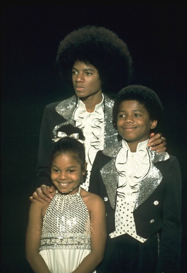 DullahTheking2's tweet photo. Michael, Randy, and Janet Jackson at the American Music Awards {AMAs} 

📷 1975 https://t.co/OUl5xnjLZF