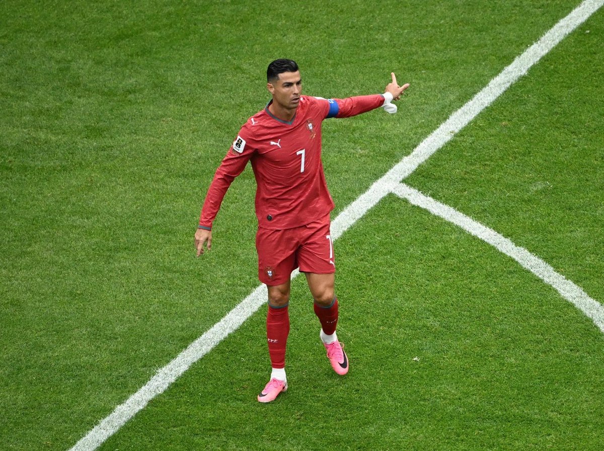 ActuCR7_'s tweet photo. 🚨 Sean Dyche 🏴󠁧󠁢󠁥󠁮󠁧󠁿 salue la performance de Cristiano Ronaldo 🇵🇹 face à la RDC 🇨🇩 :

« 𝗦𝗘𝗦 𝗗𝗘́𝗣𝗟𝗔𝗖𝗘𝗠𝗘𝗡𝗧𝗦 𝗘́𝗧𝗔𝗜𝗘𝗡𝗧 𝗧𝗥𝗘̀𝗦 𝗜𝗡𝗧𝗘𝗟𝗟𝗜𝗚𝗘𝗡𝗧𝗦. 🧠

Il attirait les défenseurs avec lui, créait des espaces pour ses coéquipiers et restait capable d’influencer le jeu malgré une explosivité moins présente qu’avant.

C’est clair qu’à l’avenir, si une vraie occasion se présente, il marquera. »

🎙️ @PiersUncensored