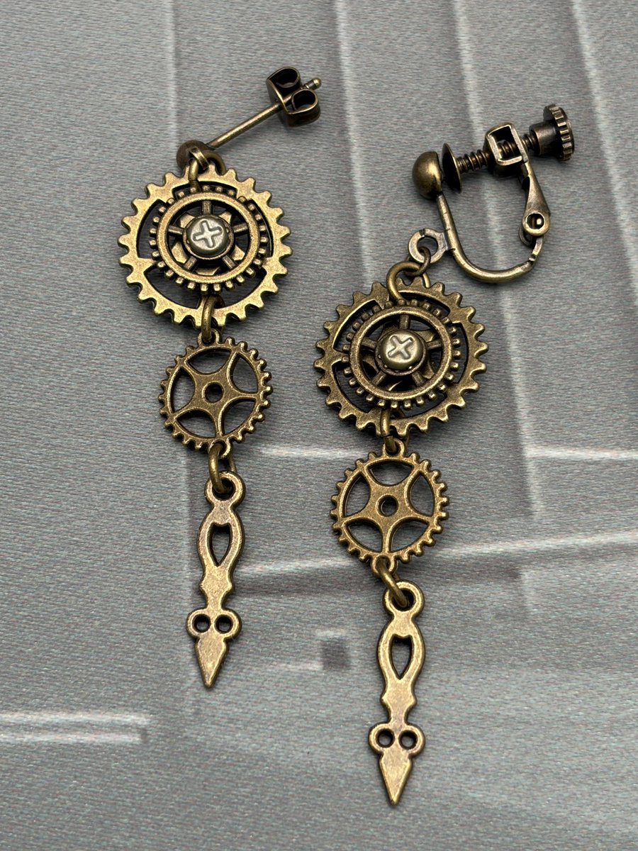 flaboratory's tweet photo. #デコパレ 出品アクセサリー。

歯車の回せるアクセサリー、あります。

大まかな価格帯は
ペンダント 3〜5000円台
ループタイ 5000円前後
ピアス・イヤリング 1000円台

デコレーション☆パレード６
6/20(土)～6/30(火)
新宿マルイアネックス1F
カレンダリウム１

＃デコパレ６ https://t.co/ntmI7k7FcR