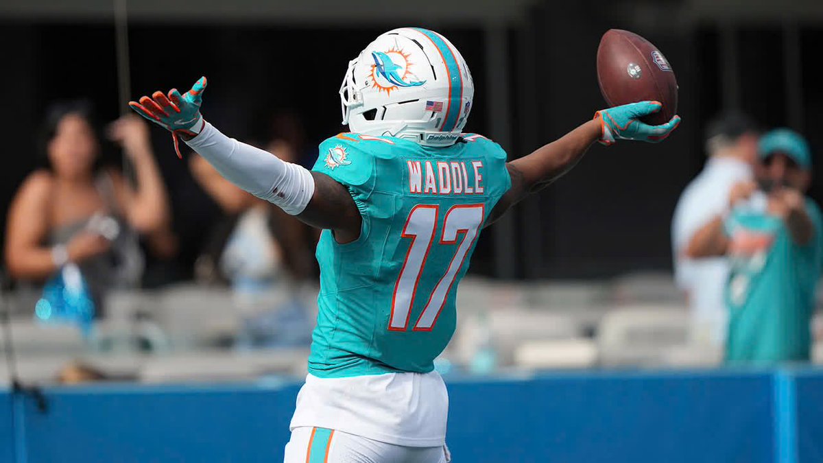 PPRFantasyTips's tweet photo. Drafting from the 3rd pick Overall in 2026 could have your roster looking SOLID IF YOU DO IT RIGHT (PPR) ⬇️🚀

1.03: Ja’Marr Chase
2.10: Derrick Henry
3.03: Chris Olave
4.10: Jaylen Waddle
5.03: Quinshon Judkins
6.10: Jalen Hurts
7.03: Tucker Kraft
8.10: Chris Godwin Jr
9.03: Josh Downs