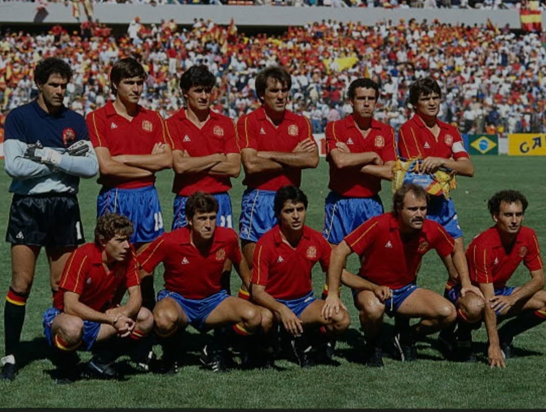 MMacroski's tweet photo. La España 🇪🇸 que goleó a Dinamarca 🇩🇰 en Querétaro, hace 40 años.

Zubizarreta, Salinas, Míchel, Goico, Julio Alberto, Camacho, Butragueño, Victor, Tomás, Calderé, Gallego. https://t.co/fjW1nfTb7M