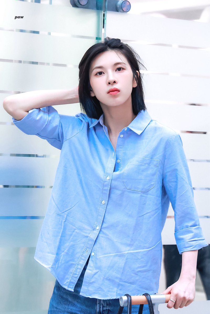 Paw_bae1228's tweet photo. 260619 단추 세 개만 남겨두는 스타일인가😳

#NMIXX #엔믹스 #배이 #BAE https://t.co/W4YbWum78A
