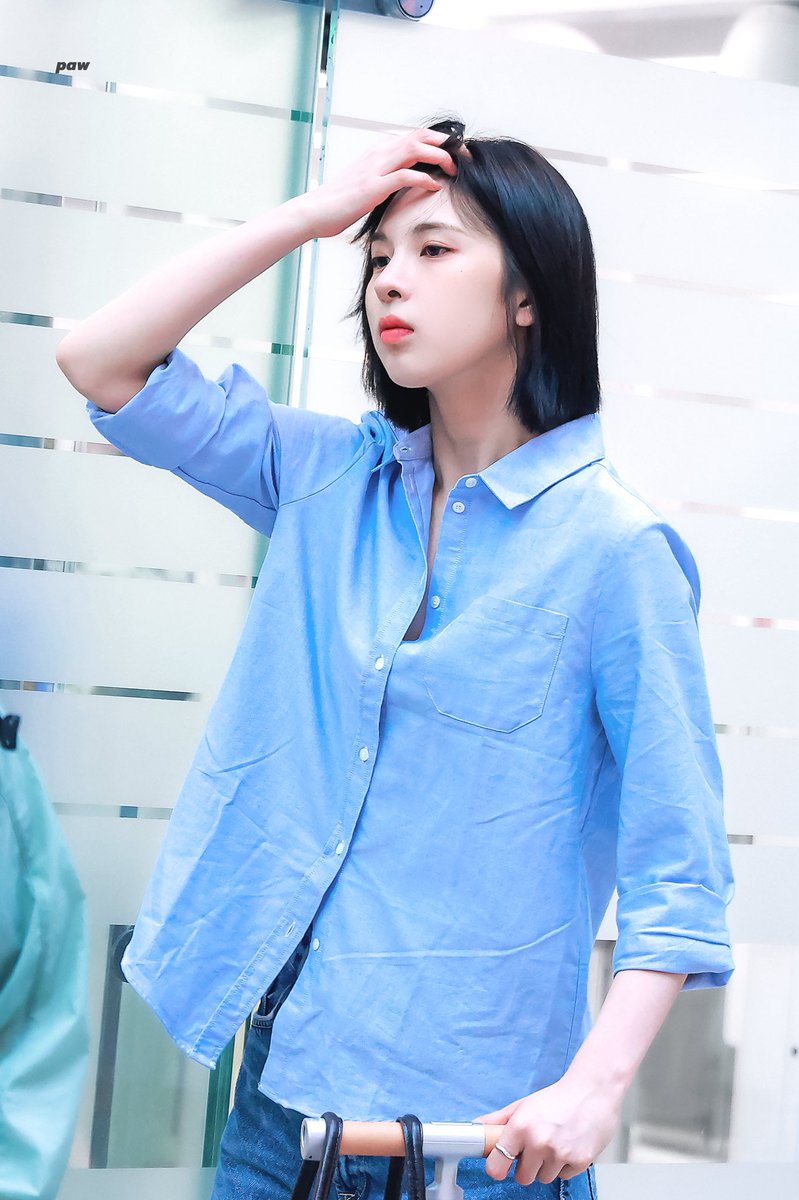 Paw_bae1228's tweet photo. 260619 단추 세 개만 남겨두는 스타일인가😳

#NMIXX #엔믹스 #배이 #BAE https://t.co/W4YbWum78A