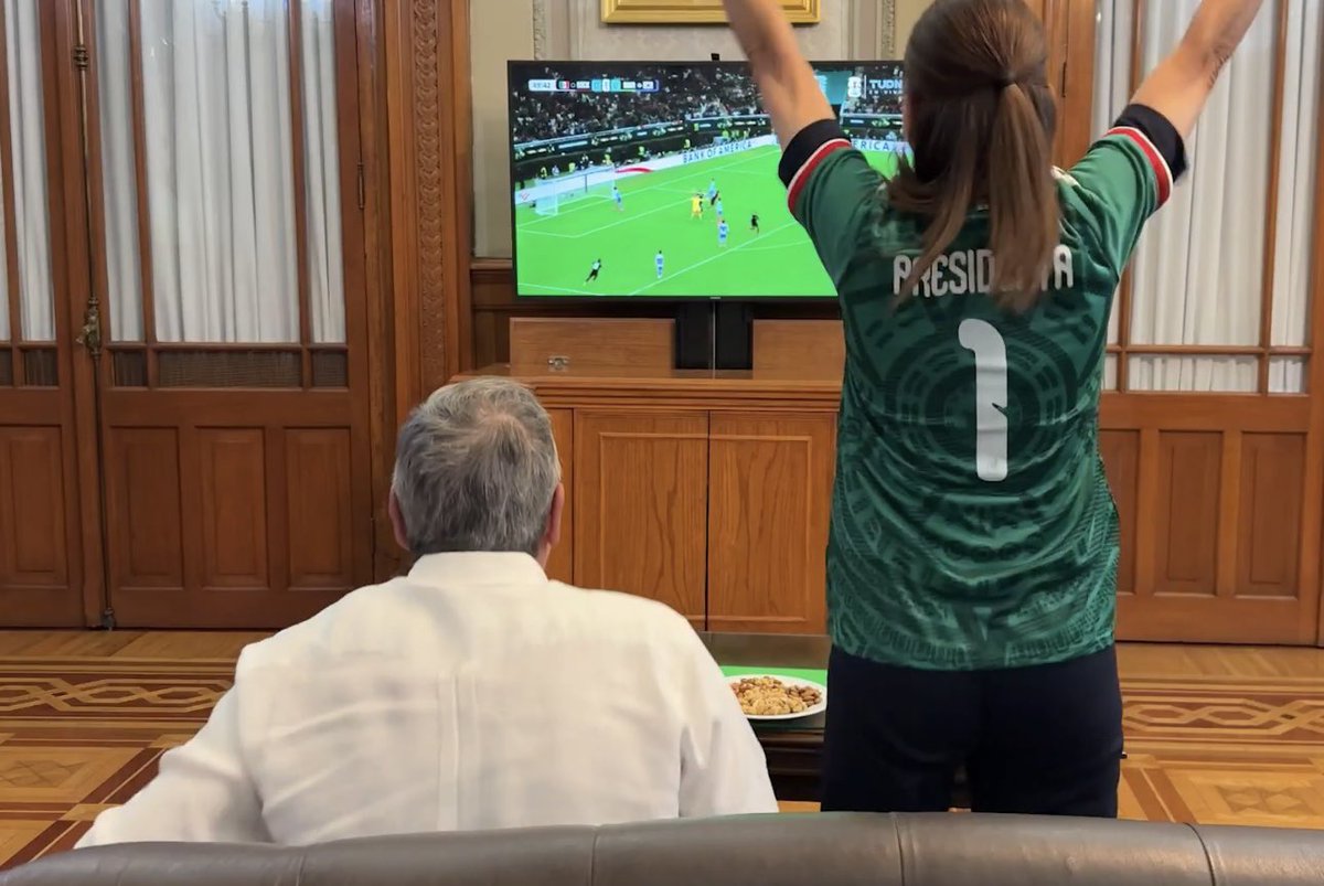 NachoRgz's tweet photo. Pues porrr cierto ayer la presidenta anduvo viendo el triunfo de la selección por @TUDNMEX. Veamos más al rato como estuvieron los ratings pero creo que otra vez ganó Televisa a Azteca. https://t.co/oSyCMBOJ76