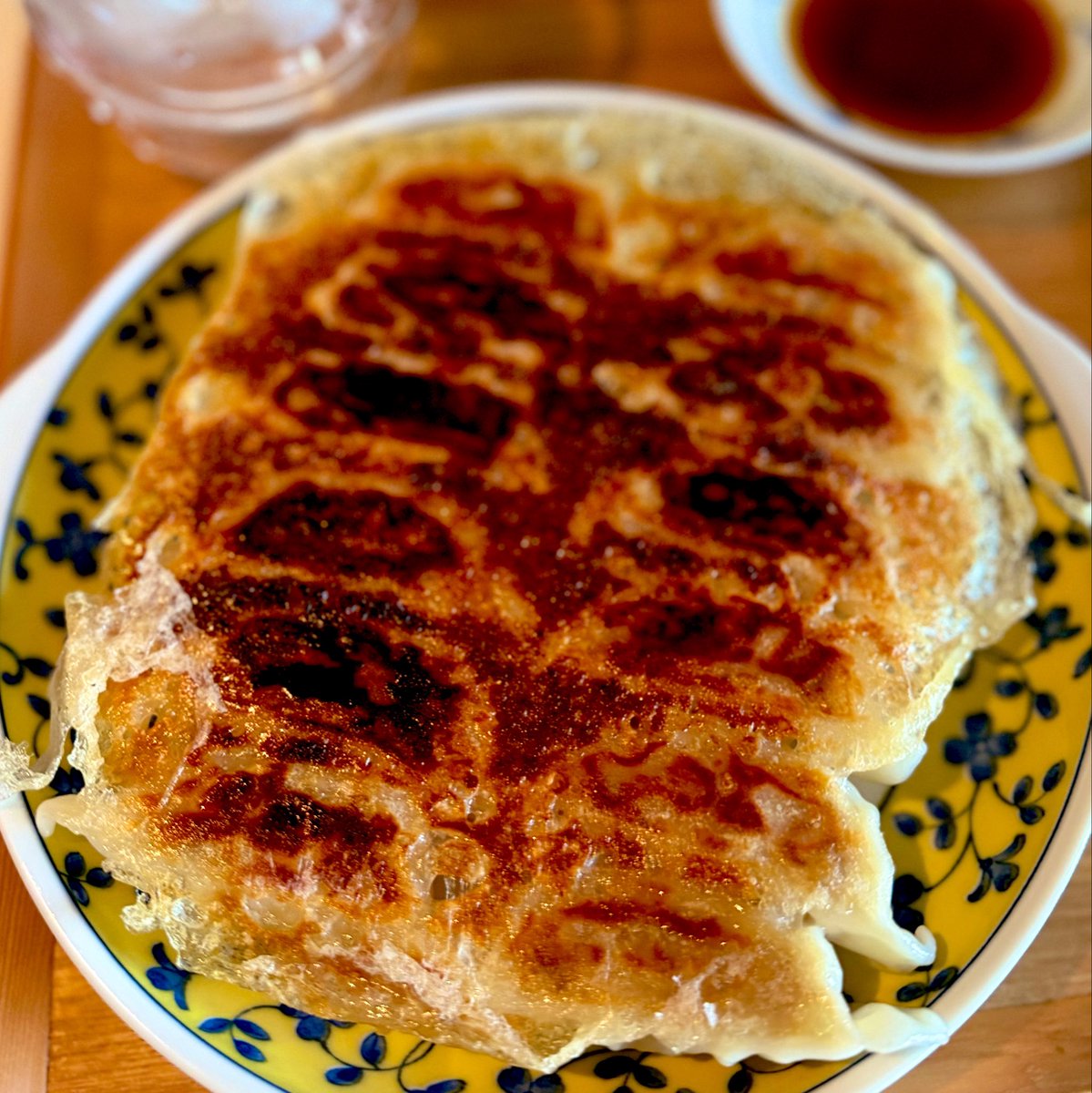 chi__jue's tweet photo. 最近食べたもの😋

味の素の黒胡椒餃子🥟

がんこの麻婆豆腐◻︎

デニーズの冷しゃぶ🐷どうしたらたこんなに柔らかくなるの？家で作る気なくす美味しさ🦥

よくばりコンボ🍗おチビが頼んだけどマジすごいボリュームで、グリルチキンもらった🤤 https://t.co/CWKvzBxmiK