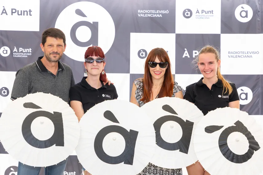 apunt_media's tweet photo. 📷 Qui ha passat hui pel racó d'#ÀPunt?

Festers, artistes, representants institucionals, periodistes i protagonistes de la festa es troben cada jornada de les #Fogueres26 en l'espai de la televisió pública, ubicat al Palau de la Diputació d'Alacant.

🔎 Busca't en la fotogaleria de les Fogueres de Sant Joan 2026 👉https://t.co/vXwA5ZrVA2