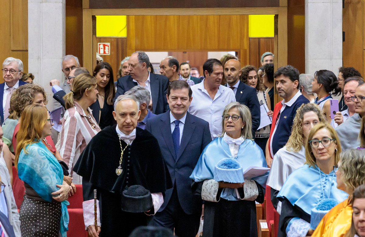 alferma1's tweet photo. Un placer acompañar hoy a Pilar Garcés en su toma de posesión como 1ª rectora de la @UVa_es, un hito histórico.

Cuenta con el apoyo de la @jcyl para seguir impulsando una Universidad excelente, al servicio de nuestros jóvenes y de #CastillayLeón. https://t.co/QdkGDP0X8q