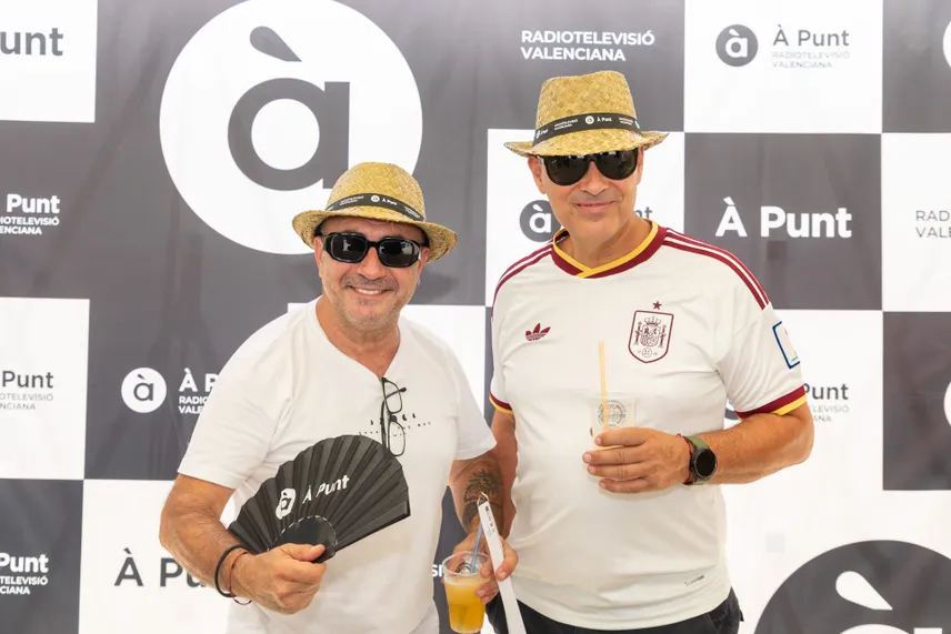 apunt_media's tweet photo. 📷 Qui ha passat hui pel racó d'#ÀPunt?

Festers, artistes, representants institucionals, periodistes i protagonistes de la festa es troben cada jornada de les #Fogueres26 en l'espai de la televisió pública, ubicat al Palau de la Diputació d'Alacant.

🔎 Busca't en la fotogaleria de les Fogueres de Sant Joan 2026 👉https://t.co/vXwA5ZrVA2
