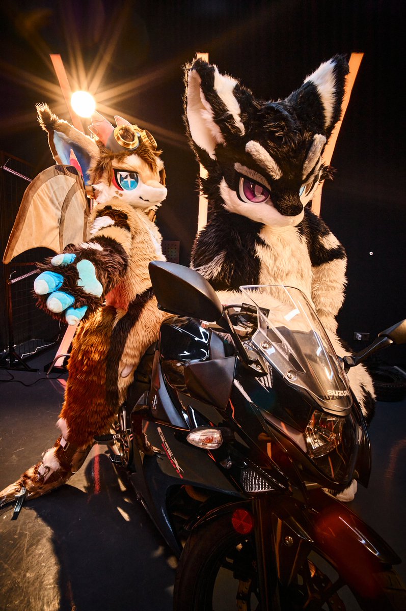 Amagiri_China's tweet photo. 端午安康！

🐦🐉：霜鸟
📸：@UncleFlameEX
🪡:@yimaniao 

#FursuitFriday https://t.co/k2Ro5jhooU