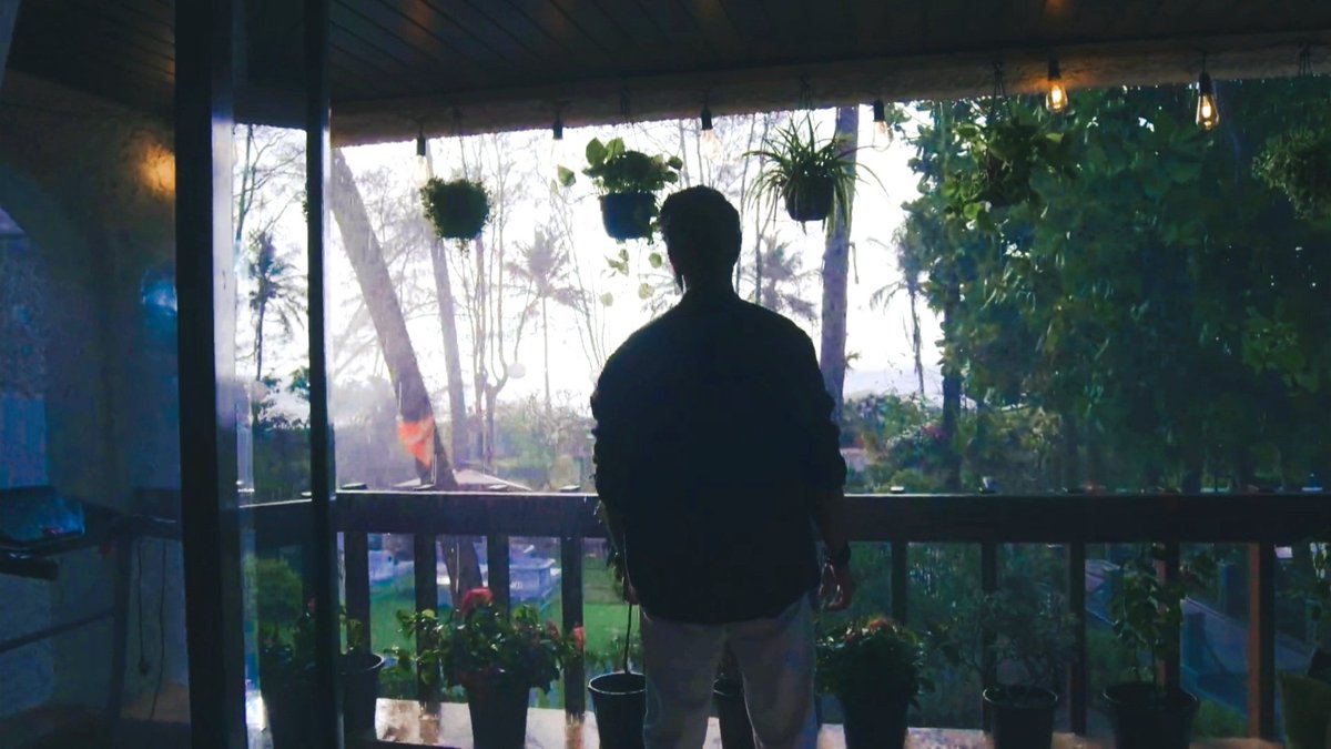 HarshitaxDiary's tweet photo. Soft lights, green corners, gentle breezes and endless melodies — so peaceful 🍃🤍

I'm in love with his house aesthetics 😭🤌

#Sairaab | #RohitChandel https://t.co/OBnhcaRK0I