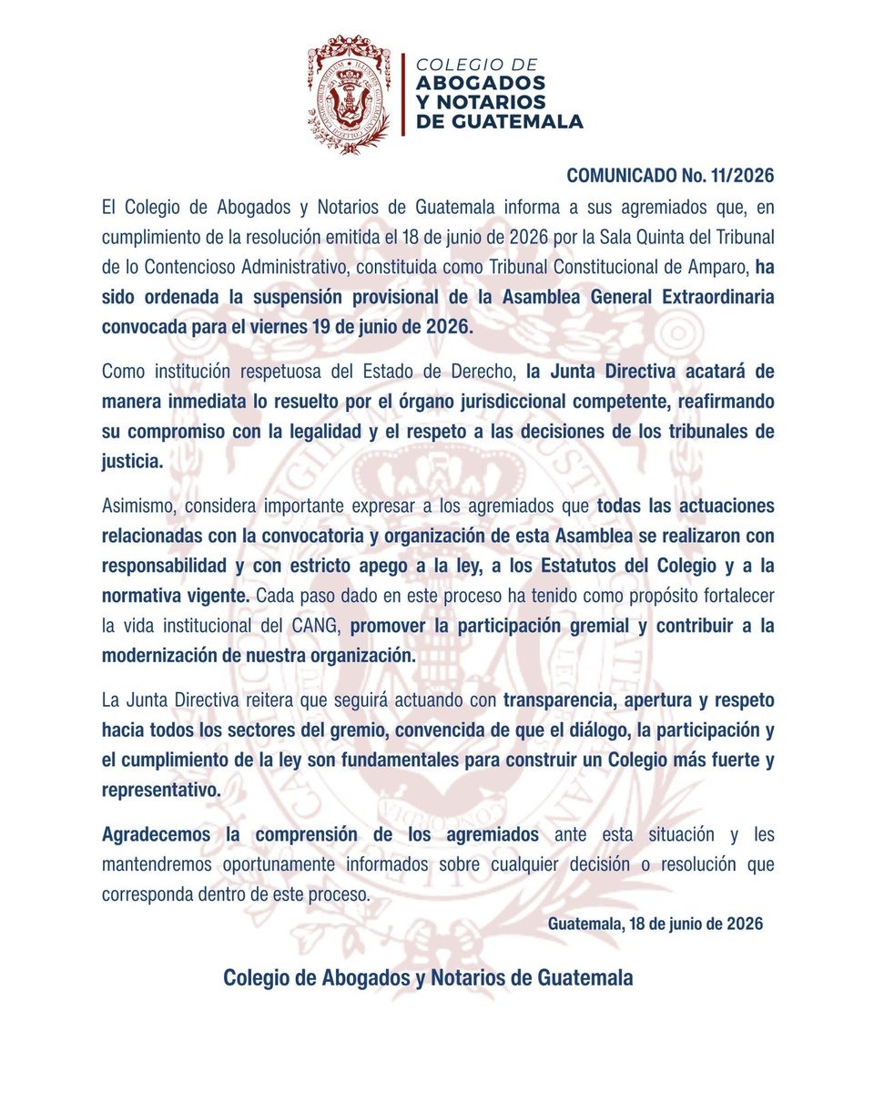 CanalAntigua's tweet photo. ⚖️🚨 La Sala Quinta de lo Contencioso Administrativo otorgó un amparo provisional y ordenó suspender la Asamblea General Extraordinaria del Colegio de Abogados y Notarios de Guatemala (CANG), prevista para este 19 de junio. La actividad contemplaba la presentación de reformas a los estatutos del gremio. El CANG informó que acatará la resolución judicial.

#CANG #Guatemala