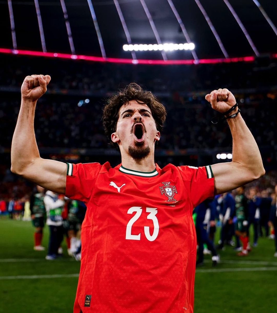 Tobs_fc's tweet photo. Put them in Argentina team and watch them turn to prime Xavi, Iniesta and Busquet. 

Football is about respect and Ronaldo doesn’t give them that. https://t.co/Kun3DOIo8Q