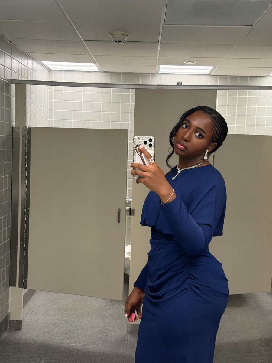 ifedioku's tweet photo. Selfiessss https://t.co/INYPnrVQia