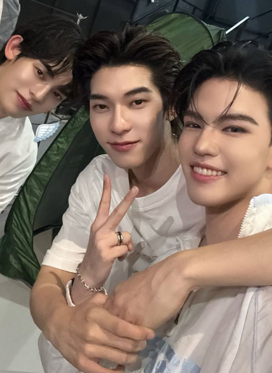 gunsmild_'s tweet photo. น้องพีทพี่ตี๋อเกน มุมเดิม เกมจับผิดภาพเว่อ ต่างที่รอบนี้มีปิ๊บติดปีกนางฟ้า https://t.co/vdmL5idS9F