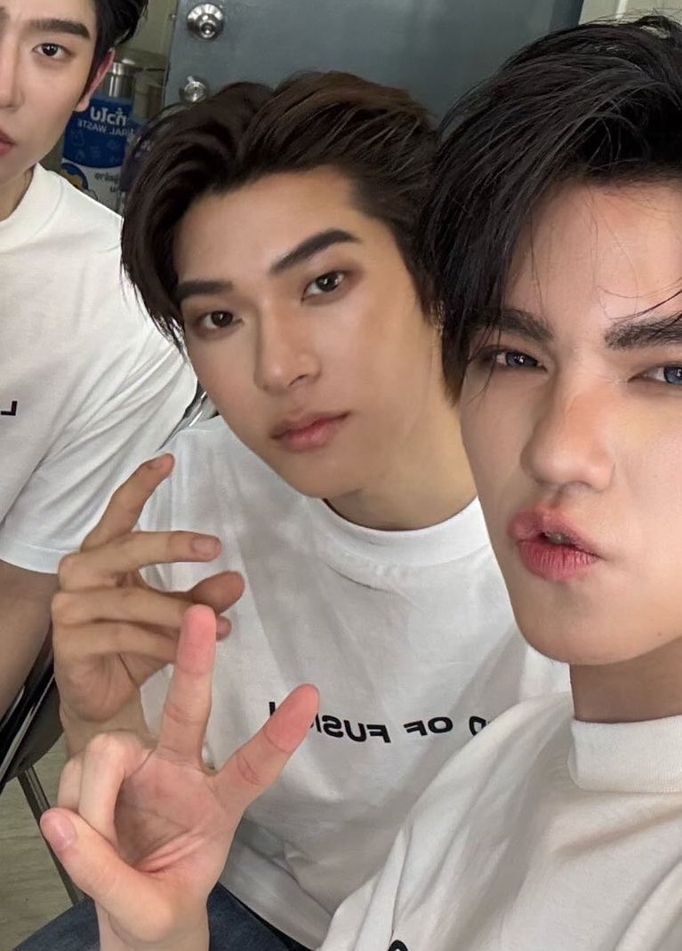 gunsmild_'s tweet photo. น้องพีทพี่ตี๋อเกน มุมเดิม เกมจับผิดภาพเว่อ ต่างที่รอบนี้มีปิ๊บติดปีกนางฟ้า https://t.co/vdmL5idS9F
