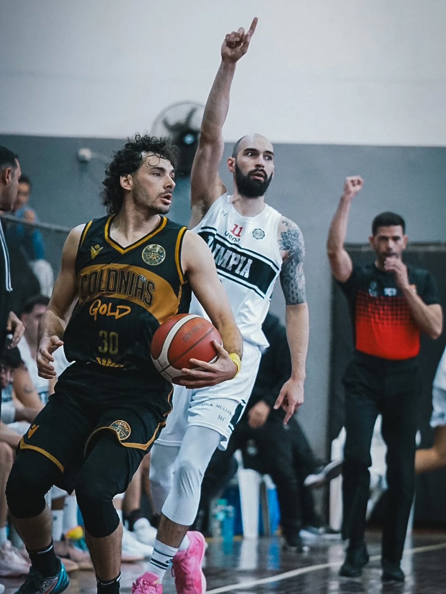 HectorUribeD's tweet photo. 🏀🇨🇱 El chileno Diego Silva aportó 9pts, 4reb y 7ast en la caída de Colonias Gold por 91-62 ante Olimpia en el partido 3 de las semifinales de la Liga de Paraguay
El equipo del nacional perdió 0-3 la llave https://t.co/s0xGI0c0UL