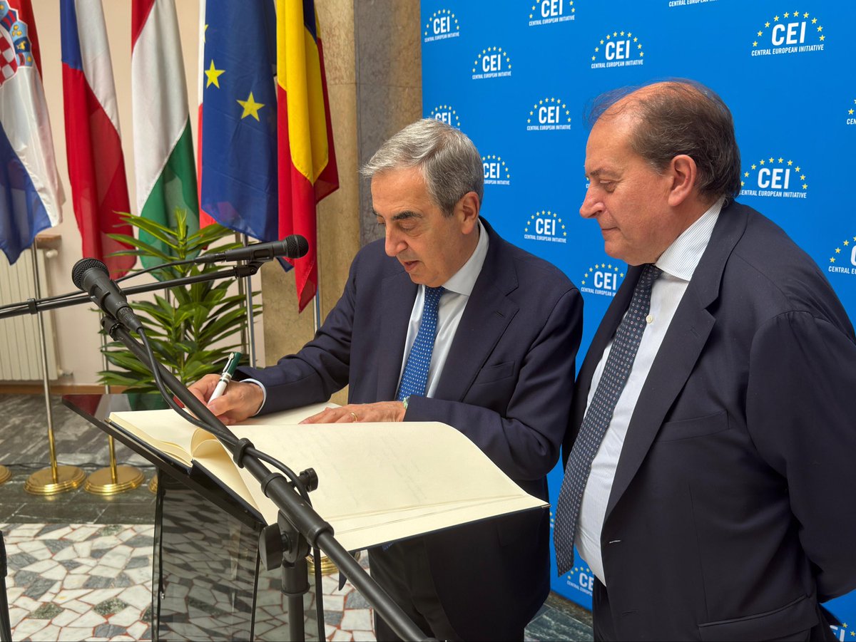 gasparripdl's tweet photo. Con il Segretario Generale Dal Mas ho visitato la sede dell’Iniziativa Centro Europea #InCe a Trieste. Abbiamo parlato di integrazione europea e delle principali sfide su cui lavorare. https://t.co/GKqAAdqP3J