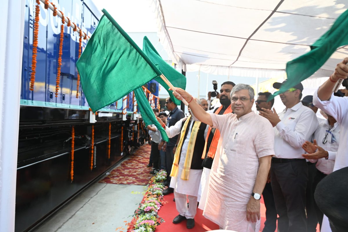 RailMinIndia's tweet photo. बिहार के मढ़ौरा लोकोमोटिव प्लांट से माननीय मुख्यमंत्री @samrat4bjp जी एवं माननीय रेल मंत्री @AshwiniVaishnaw जी ने गिनी गणराज्य को निर्यात किए जाने वाले 51वें ��ेल इंजन को हरी झंडी दिखाकर रवाना किया। https://t.co/LAVaiaiNAw