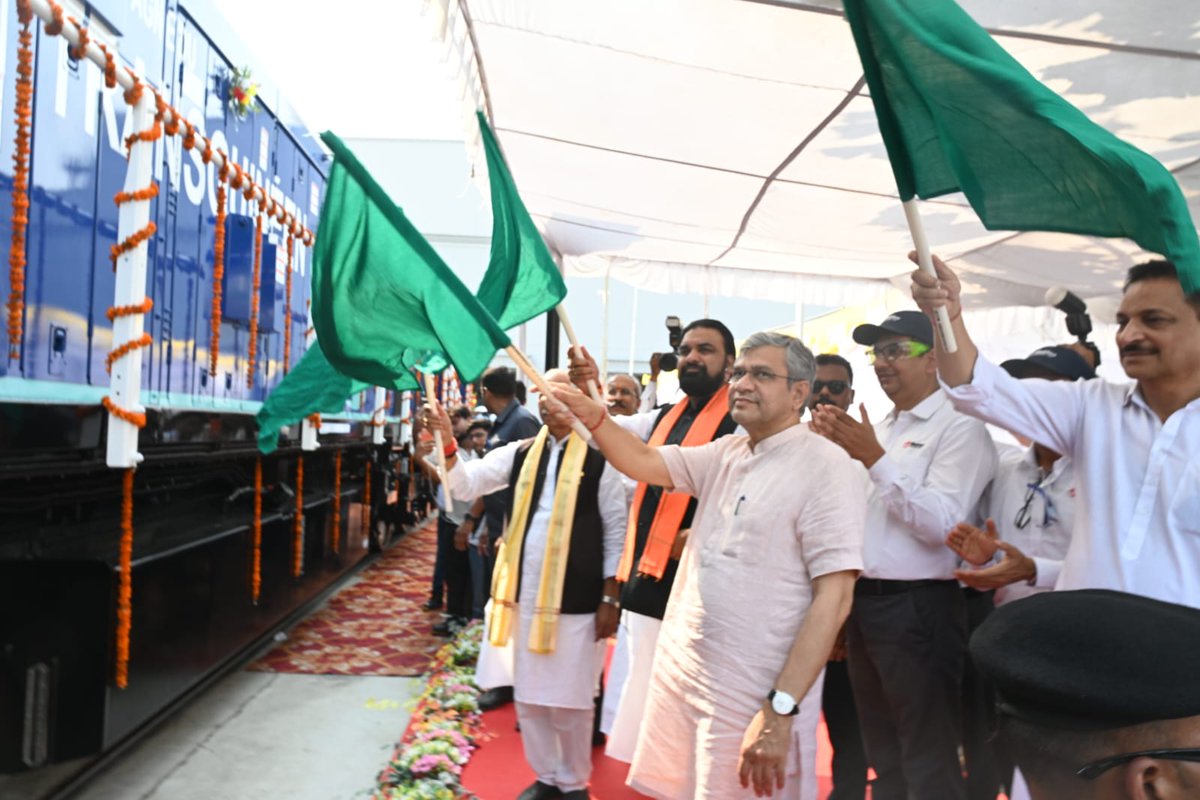 RailMinIndia's tweet photo. बिहार के मढ़ौरा लोकोमोटिव प्लांट से माननीय मुख्यमंत्री @samrat4bjp जी एवं माननीय रेल मंत्री @AshwiniVaishnaw जी ने गिनी गणराज्य को निर्यात किए जाने वाले 51वें ��ेल इंजन को हरी झंडी दिखाकर रवाना किया। https://t.co/LAVaiaiNAw