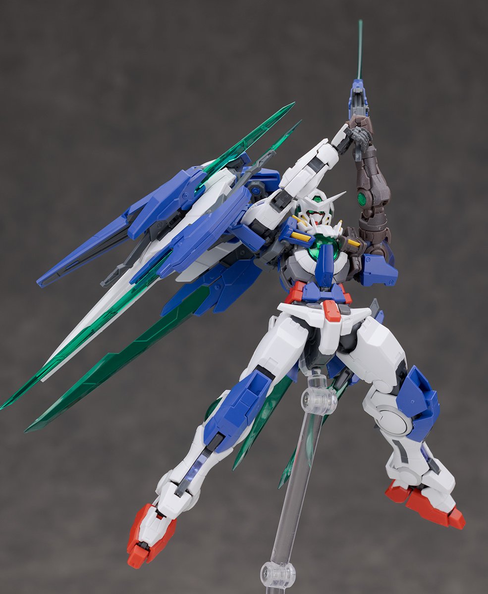 ガンプラの山を崩せ/星丸 tweet media