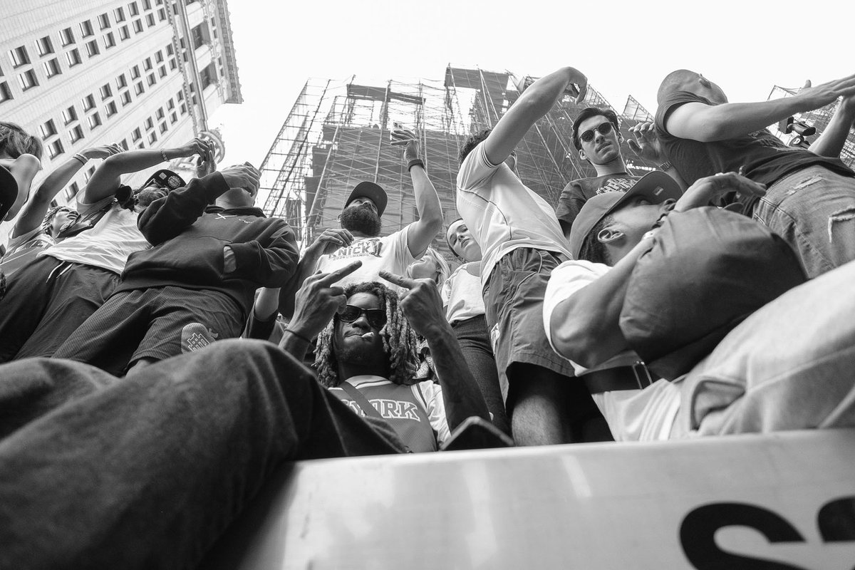 nybarrry's tweet photo. New York or nowhere
Knicks Forever
 #knicks #knicksparade #nyc https://t.co/hc24eGnveP