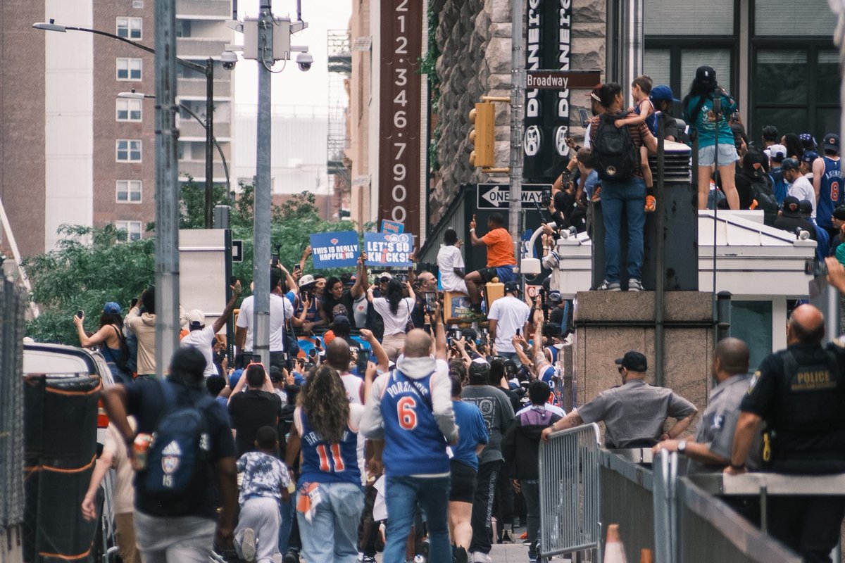 nybarrry's tweet photo. New York or nowhere
Knicks Forever
 #knicks #knicksparade #nyc https://t.co/hc24eGnveP