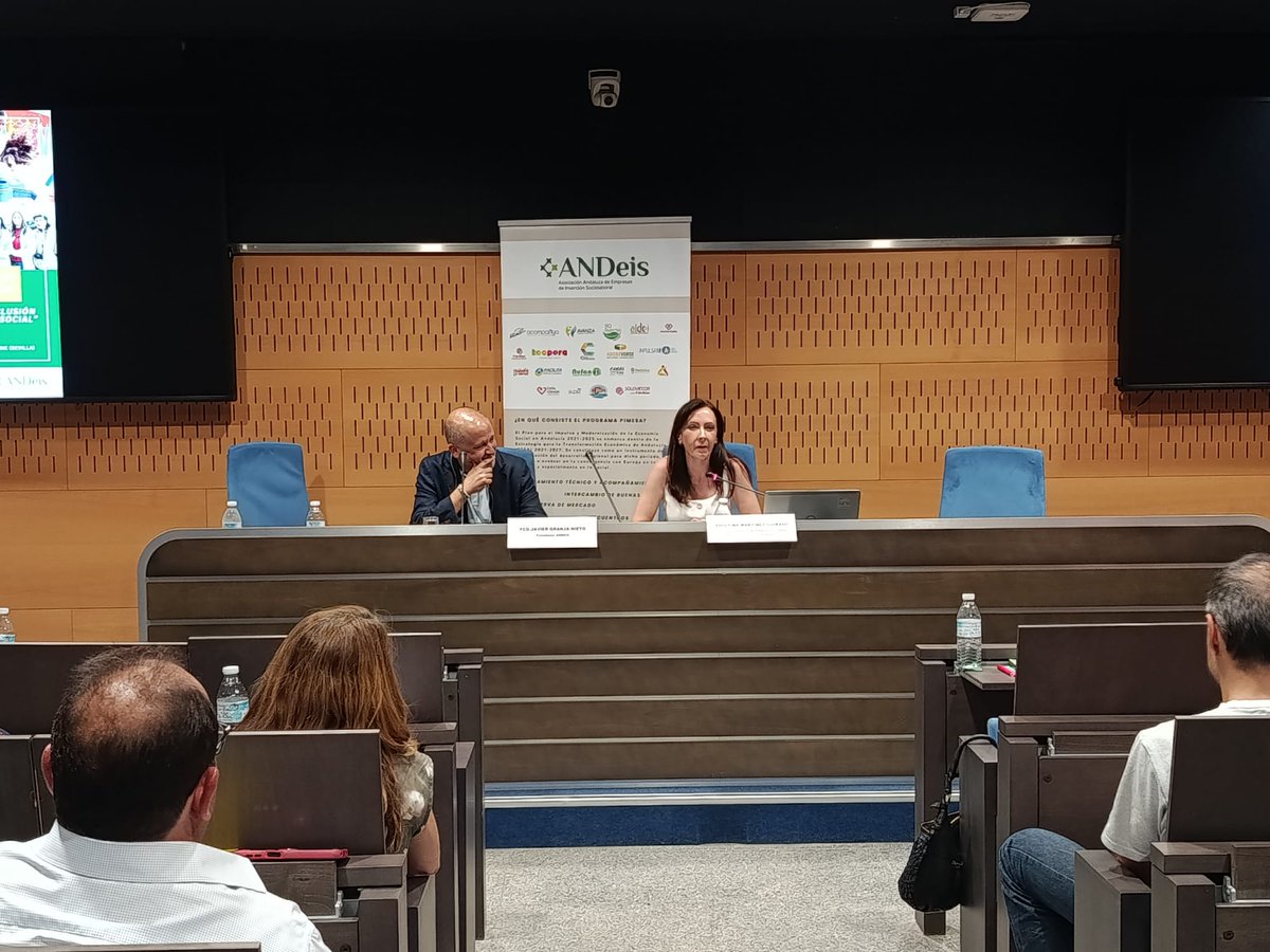 EmpleoJunta's tweet photo. Ayer, la viceconsejera de Empleo, Beatriz Barranco, y hoy, la secretaria general de Empresa y Trabajo Autónomo, Fina Martínez, han participado en las Jornadas Andaluzas de Empresas de Inserción, organizadas por #ANDEIS.

🔊Han destacado el papel fundamental de estas entidades para generar empleo, inclusión social y nuevas oportunidades para las personas más vulnerables.