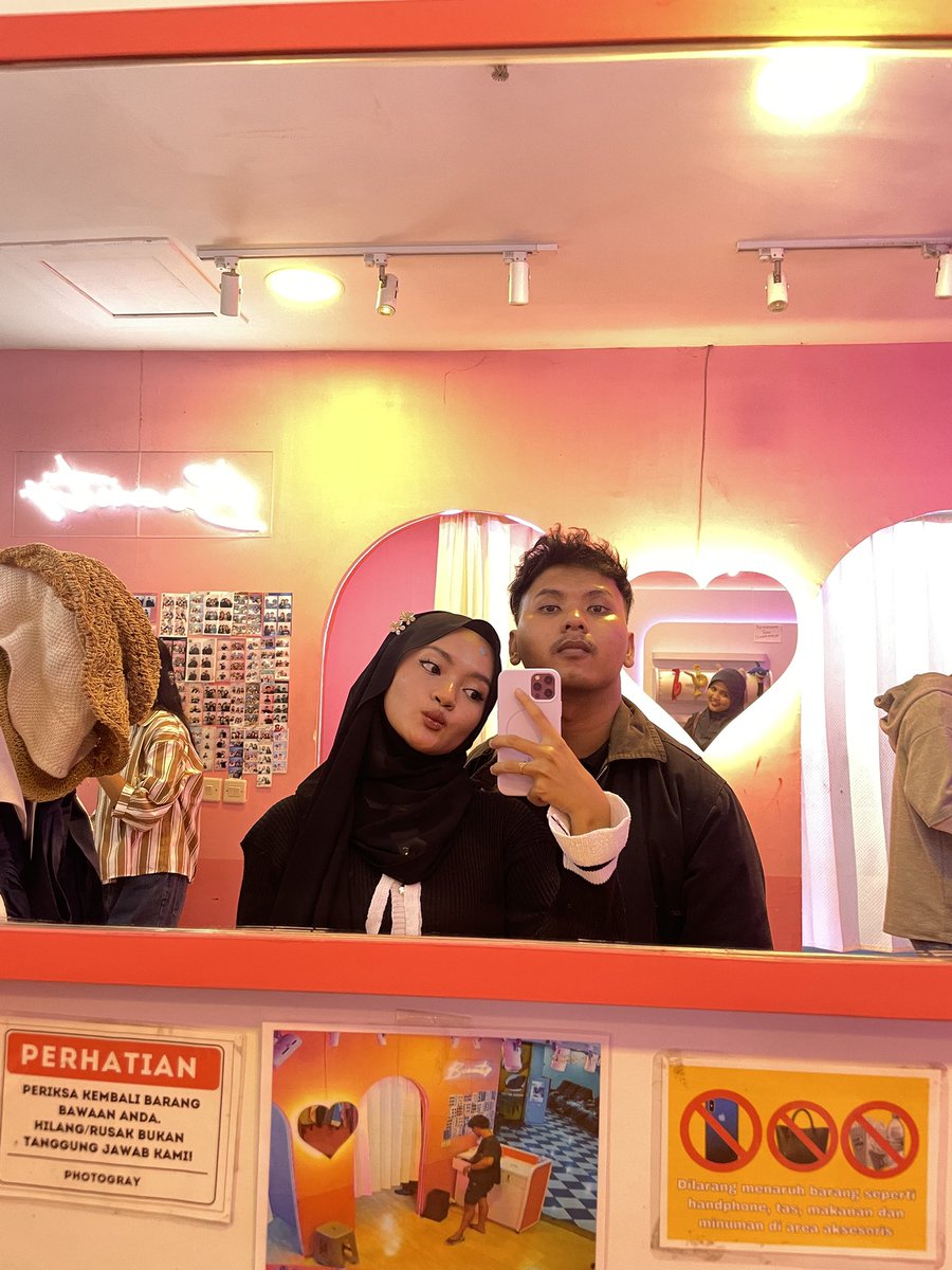 valleeerio's tweet photo. lanjut kita melakukan photobooth,ngafe dan beli brecelet kopel 💗🫶🏻 https://t.co/k17PqyODDI