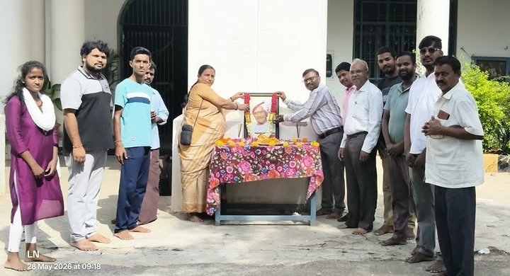 GDC_ATP's tweet photo. Government College (Autonomous), Ananthapuramu paid heartfelt tributes to the legendary Sri Nandamuri Taraka Rama Rao Garu on his 104th Jayanthi, honoring his remarkable contributions to cinema, culture, and public service.🌹✨
#NTRJayanthi 
#ArtsCollegeAnantapur 
#APCCE 
#gdcatp https://t.co/3F7m1Rppff