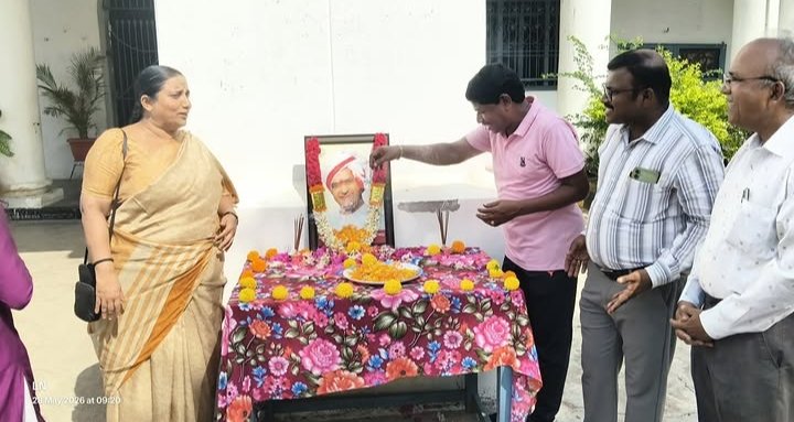 GDC_ATP's tweet photo. Government College (Autonomous), Ananthapuramu paid heartfelt tributes to the legendary Sri Nandamuri Taraka Rama Rao Garu on his 104th Jayanthi, honoring his remarkable contributions to cinema, culture, and public service.🌹✨
#NTRJayanthi 
#ArtsCollegeAnantapur 
#APCCE 
#gdcatp https://t.co/3F7m1Rppff