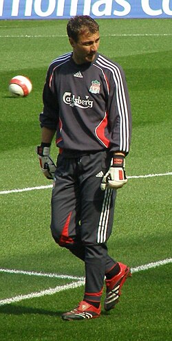 LFC_Hardline's tweet photo. REAL MADRID UDAH NYOLONG 7 PEMAIN LIVERPOOL! 💀

McManaman, Owen, Xabi, Arbeloa, Dudek, Trent, Konaté.

Total yg Liverpool dapet? Cuma £51.5M. 3 dari 7 bahkan GRATIS

Baliknya? Cuma 3 pemain: Morientes, Şahin dan... 1 lagi.
Harganya murah lagi.

Si 1 lagi itu, lo tau ga siapa? https://t.co/jmDD3zLwyg