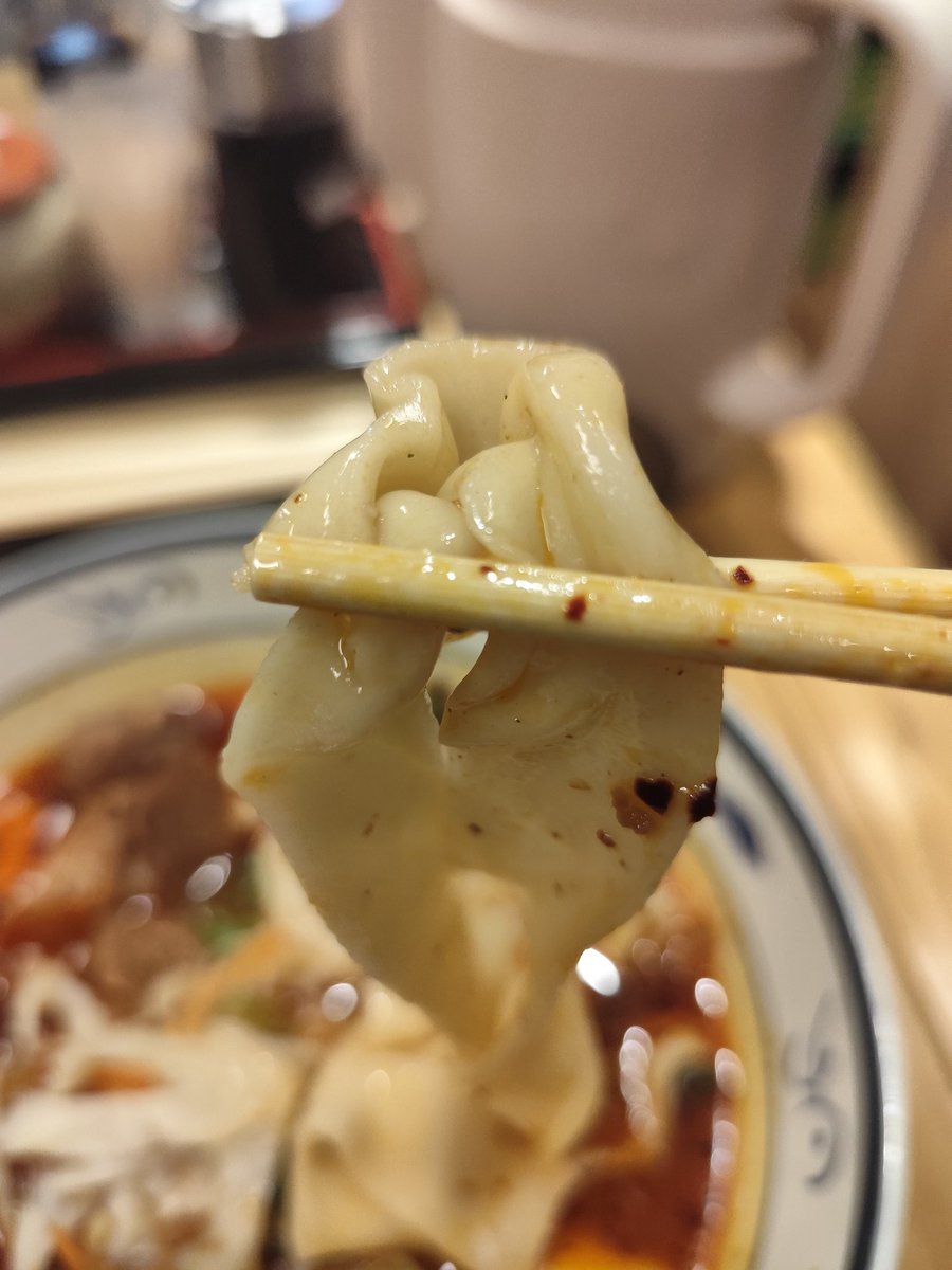 KingdamRa's tweet photo. 🌠ぶらり夜さんぽ
　
世界一画数の多い「ビャン」
のビャンビャン麺！
初体験💕
極太平麺は餃子の皮麺って感じ。
終始熱辛っ💦💦
ニンニクを入れると気持ちマイルドに。
異国味でしたー😁 https://t.co/u1zVe1wpgM