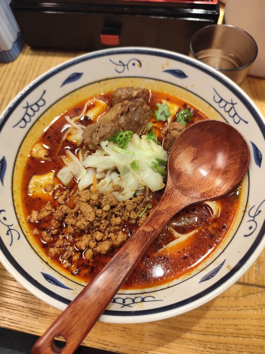 KingdamRa's tweet photo. 🌠ぶらり夜さんぽ
　
世界一画数の多い「ビャン」
のビャンビャン麺！
初体験💕
極太平麺は餃子の皮麺って感じ。
終始熱辛っ💦💦
ニンニクを入れると気持ちマイルドに。
異国味でしたー😁 https://t.co/u1zVe1wpgM