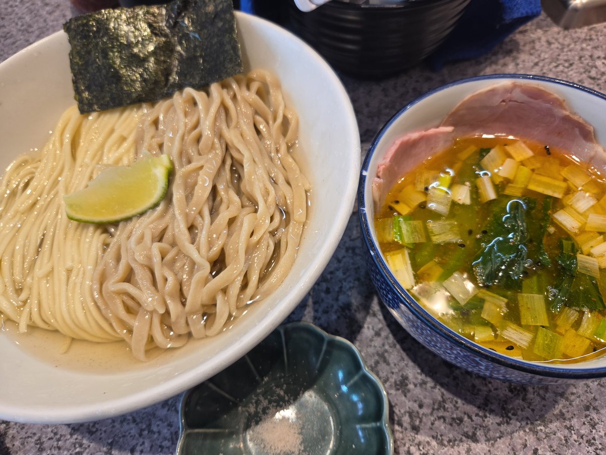oshiage8's tweet photo. 蒲田のラーメン宮郎さんで2色麺鶏ダシ昆布水つけ麺をいただきました！昆布水と麺だけでもとても美味しいです。スープはさらりとしているのにコクがあってズバズバいけるやつでした！ https://t.co/b8TBsTG8Lv