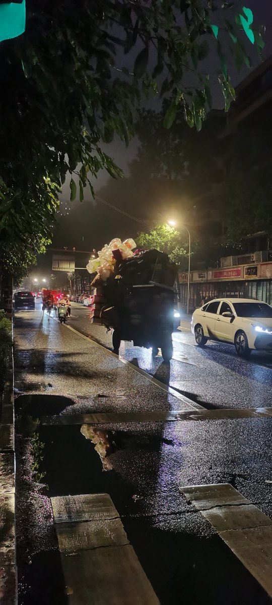 Evgen10406219's tweet photo. Rainy evening breeze carried the scent of roasted chestnuts—found this cozy corner on the way home. ， https://t.co/WFwxZZbncR