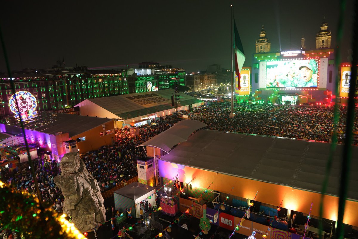 Olmosarcos_'s tweet photo. Resaca del triunfo de la #SelecciónMexicana ⚽🇲🇽

Estiman 200 mil personas en el #ZócaloCDMX durante los festejos de la noche del jueves 🎉🏟️ https://t.co/igNB93ZFKA